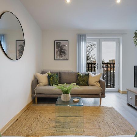 Large, Newly Renovated, Three Bedroom Town Centre Split Level Apartment With Free Parking, Sleeps Seven - Walking Distance To Beach Борнмът Екстериор снимка