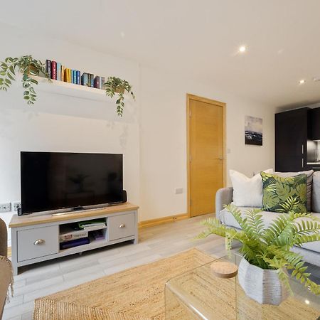 Large, Newly Renovated, Three Bedroom Town Centre Split Level Apartment With Free Parking, Sleeps Seven - Walking Distance To Beach Борнмът Екстериор снимка