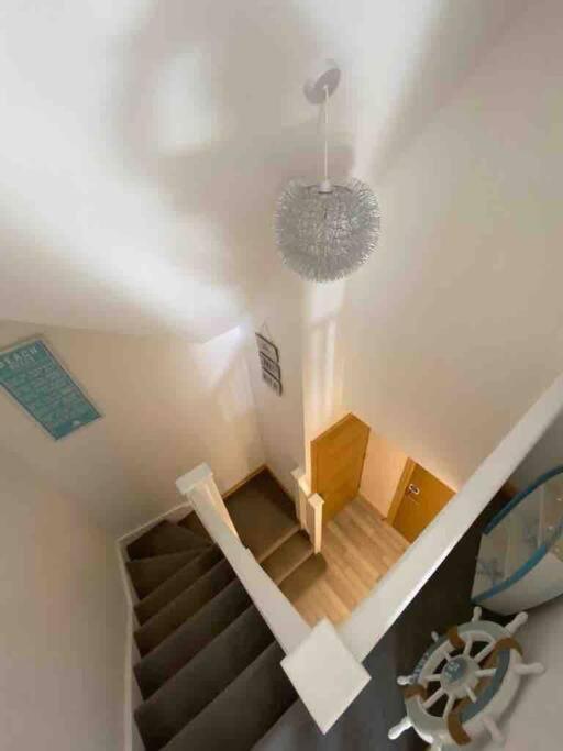 Large, Newly Renovated, Three Bedroom Town Centre Split Level Apartment With Free Parking, Sleeps Seven - Walking Distance To Beach Борнмът Екстериор снимка