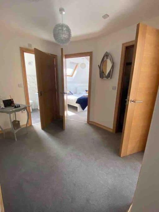 Large, Newly Renovated, Three Bedroom Town Centre Split Level Apartment With Free Parking, Sleeps Seven - Walking Distance To Beach Борнмът Екстериор снимка
