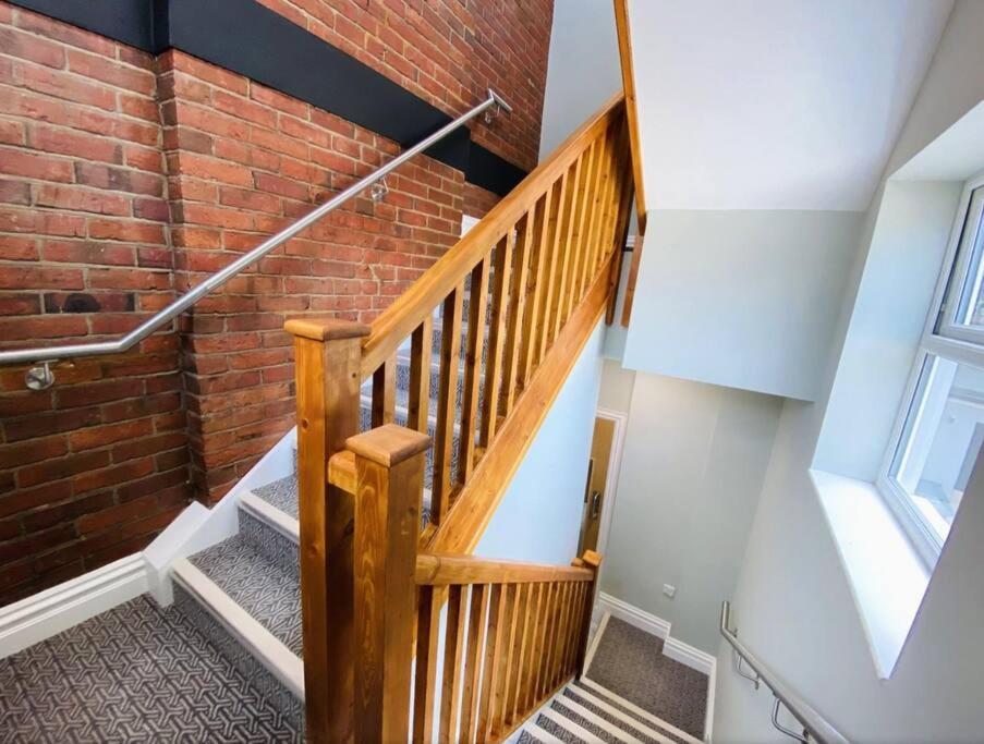 Large, Newly Renovated, Three Bedroom Town Centre Split Level Apartment With Free Parking, Sleeps Seven - Walking Distance To Beach Борнмът Екстериор снимка