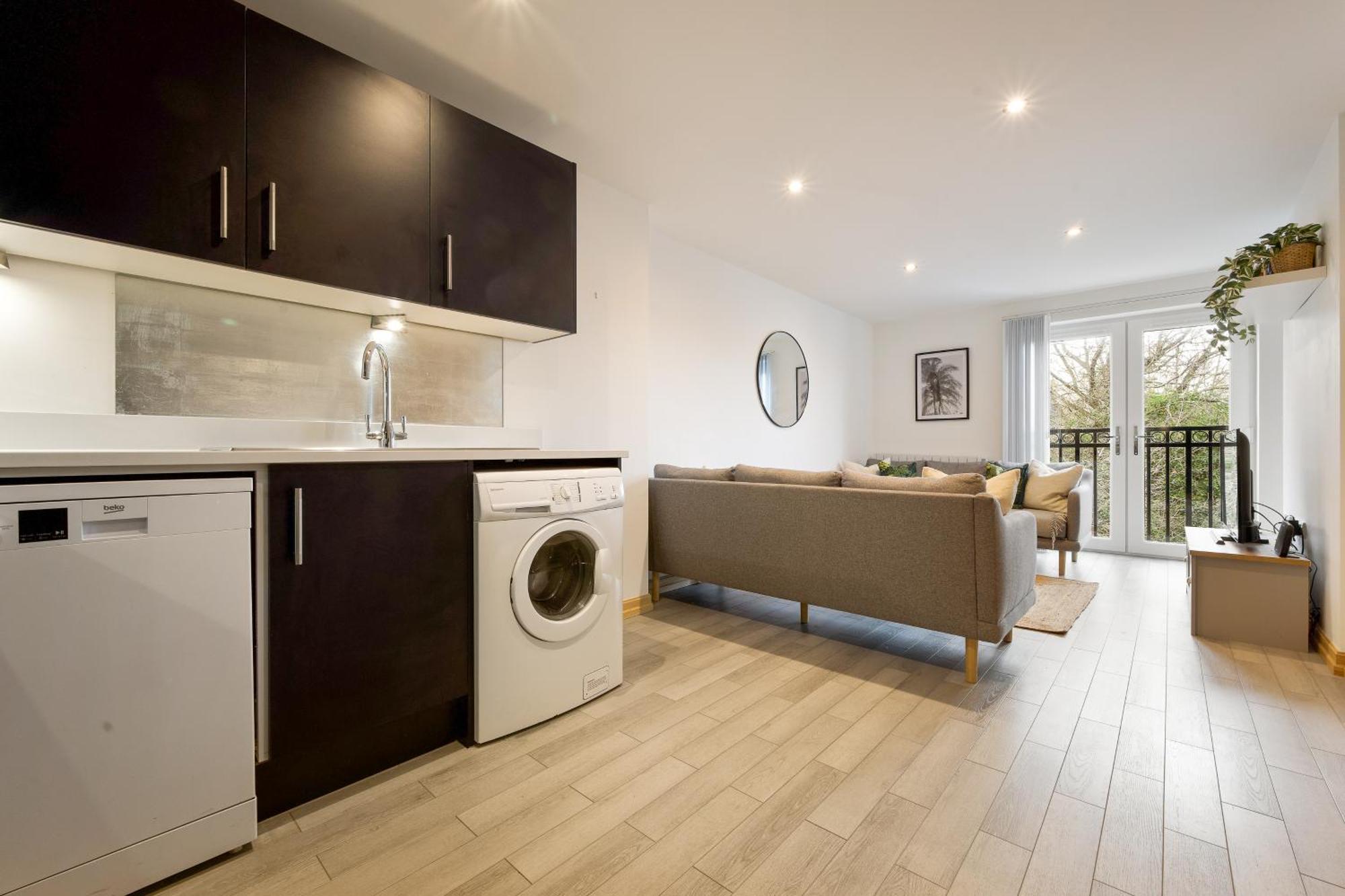 Large, Newly Renovated, Three Bedroom Town Centre Split Level Apartment With Free Parking, Sleeps Seven - Walking Distance To Beach Борнмът Екстериор снимка