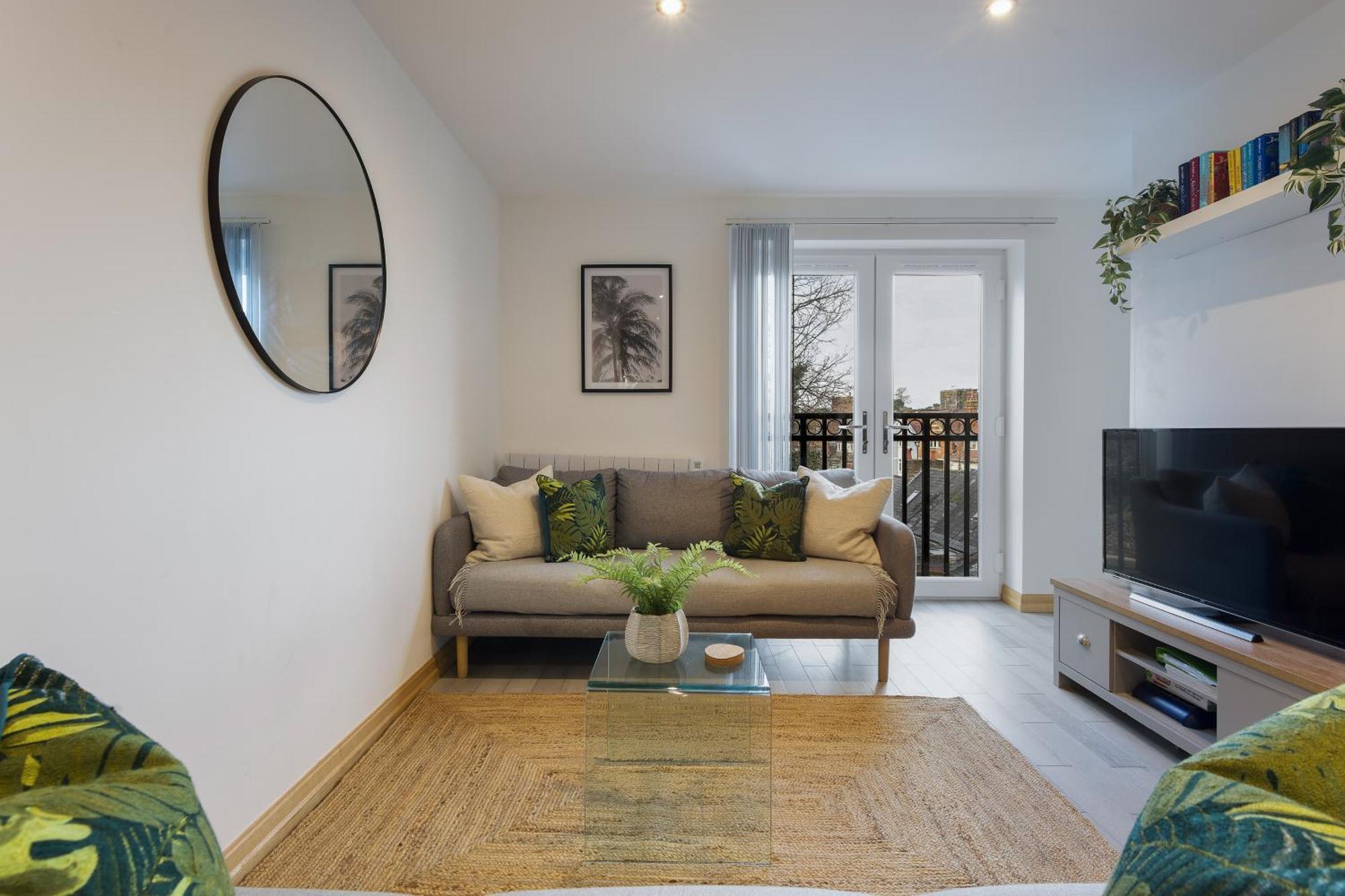 Large, Newly Renovated, Three Bedroom Town Centre Split Level Apartment With Free Parking, Sleeps Seven - Walking Distance To Beach Борнмът Екстериор снимка