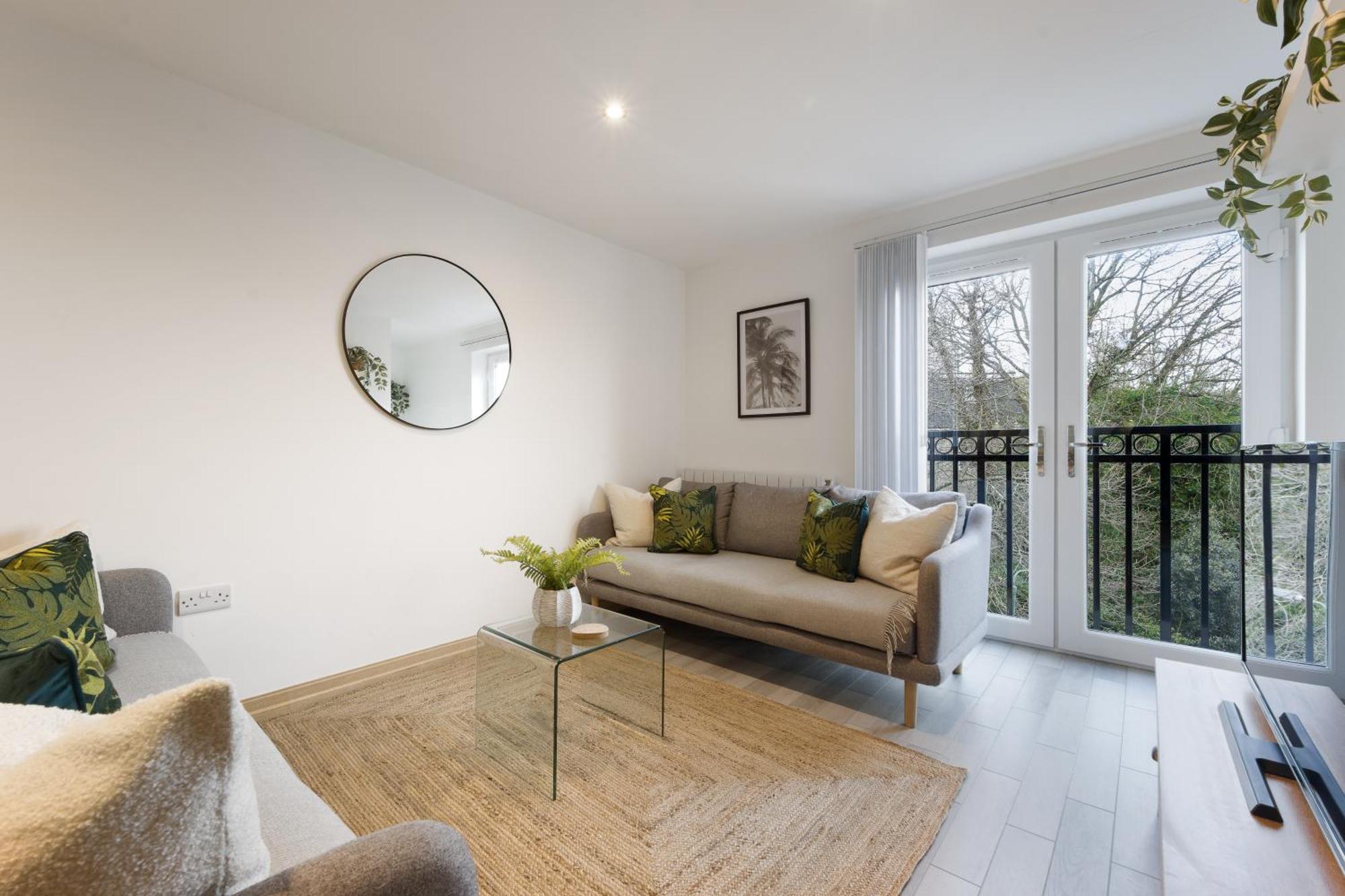 Large, Newly Renovated, Three Bedroom Town Centre Split Level Apartment With Free Parking, Sleeps Seven - Walking Distance To Beach Борнмът Екстериор снимка