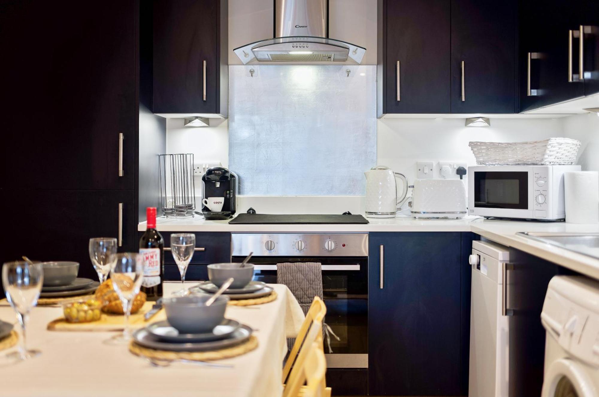 Large, Newly Renovated, Three Bedroom Town Centre Split Level Apartment With Free Parking, Sleeps Seven - Walking Distance To Beach Борнмът Екстериор снимка