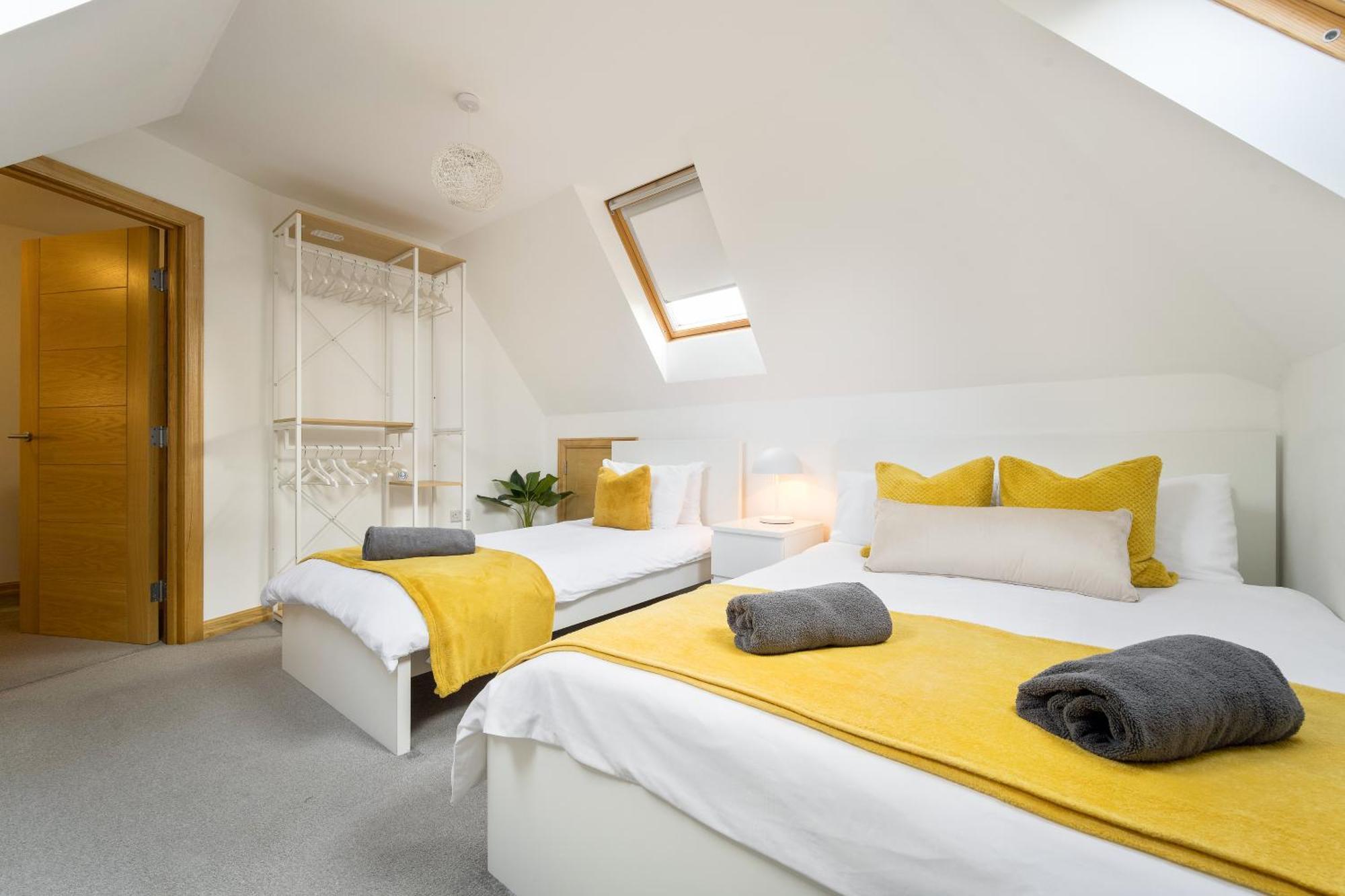 Large, Newly Renovated, Three Bedroom Town Centre Split Level Apartment With Free Parking, Sleeps Seven - Walking Distance To Beach Борнмът Екстериор снимка
