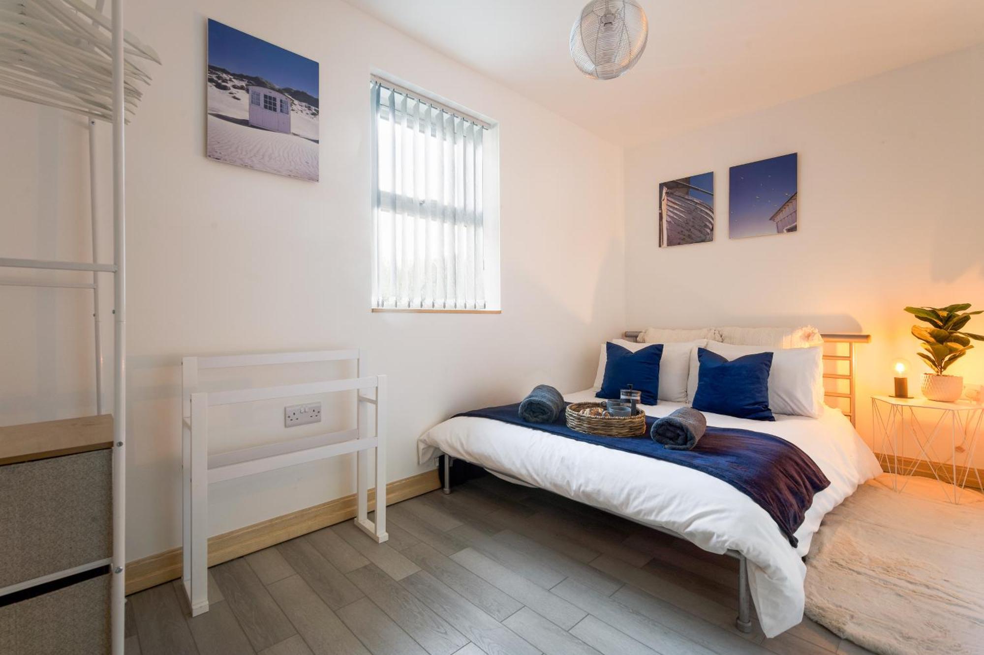 Large, Newly Renovated, Three Bedroom Town Centre Split Level Apartment With Free Parking, Sleeps Seven - Walking Distance To Beach Борнмът Екстериор снимка
