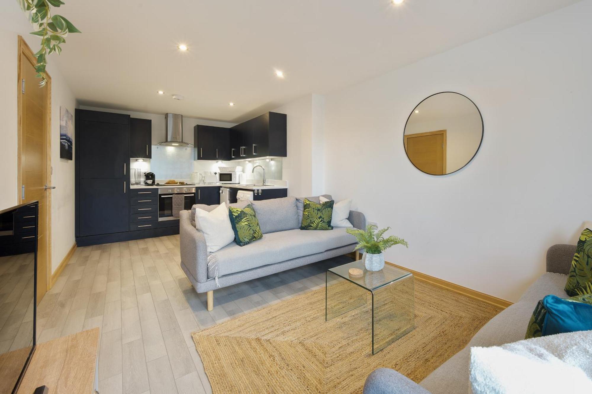 Large, Newly Renovated, Three Bedroom Town Centre Split Level Apartment With Free Parking, Sleeps Seven - Walking Distance To Beach Борнмът Екстериор снимка