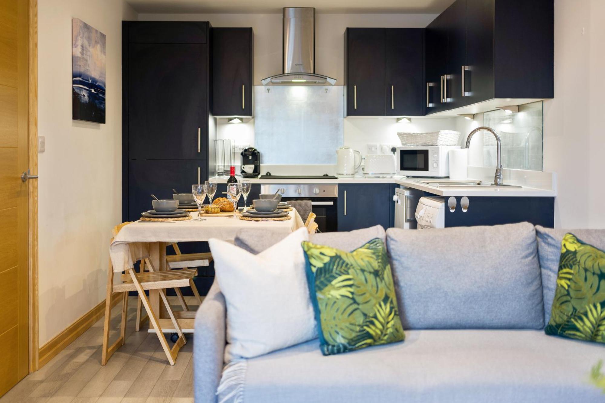 Large, Newly Renovated, Three Bedroom Town Centre Split Level Apartment With Free Parking, Sleeps Seven - Walking Distance To Beach Борнмът Екстериор снимка