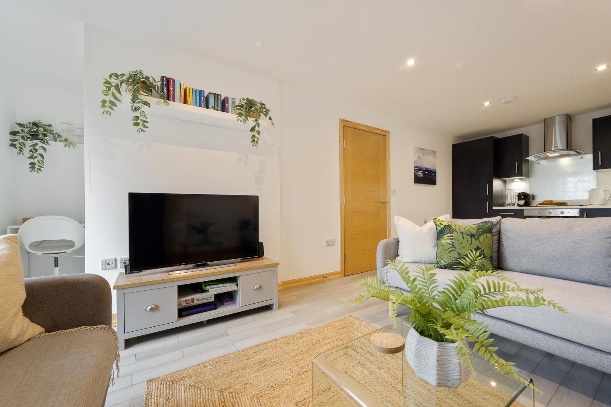 Large, Newly Renovated, Three Bedroom Town Centre Split Level Apartment With Free Parking, Sleeps Seven - Walking Distance To Beach Борнмът Екстериор снимка
