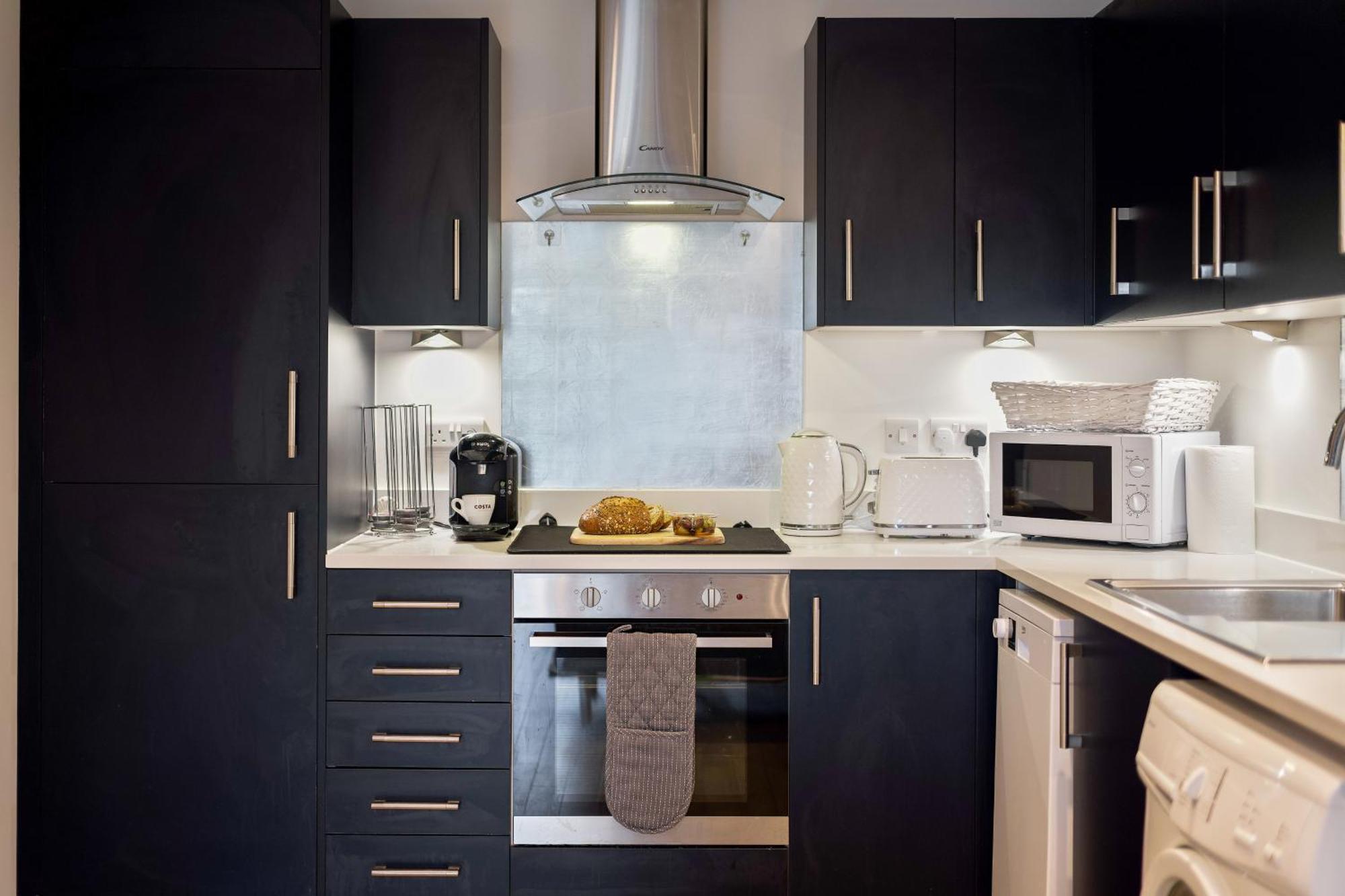 Large, Newly Renovated, Three Bedroom Town Centre Split Level Apartment With Free Parking, Sleeps Seven - Walking Distance To Beach Борнмът Екстериор снимка
