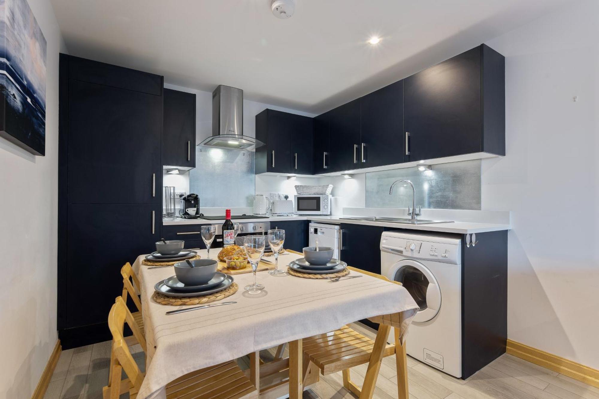Large, Newly Renovated, Three Bedroom Town Centre Split Level Apartment With Free Parking, Sleeps Seven - Walking Distance To Beach Борнмът Екстериор снимка