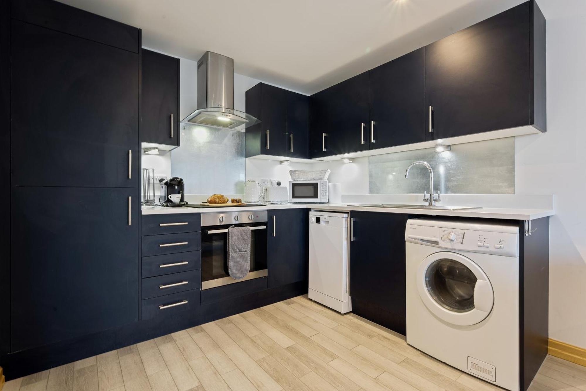 Large, Newly Renovated, Three Bedroom Town Centre Split Level Apartment With Free Parking, Sleeps Seven - Walking Distance To Beach Борнмът Екстериор снимка