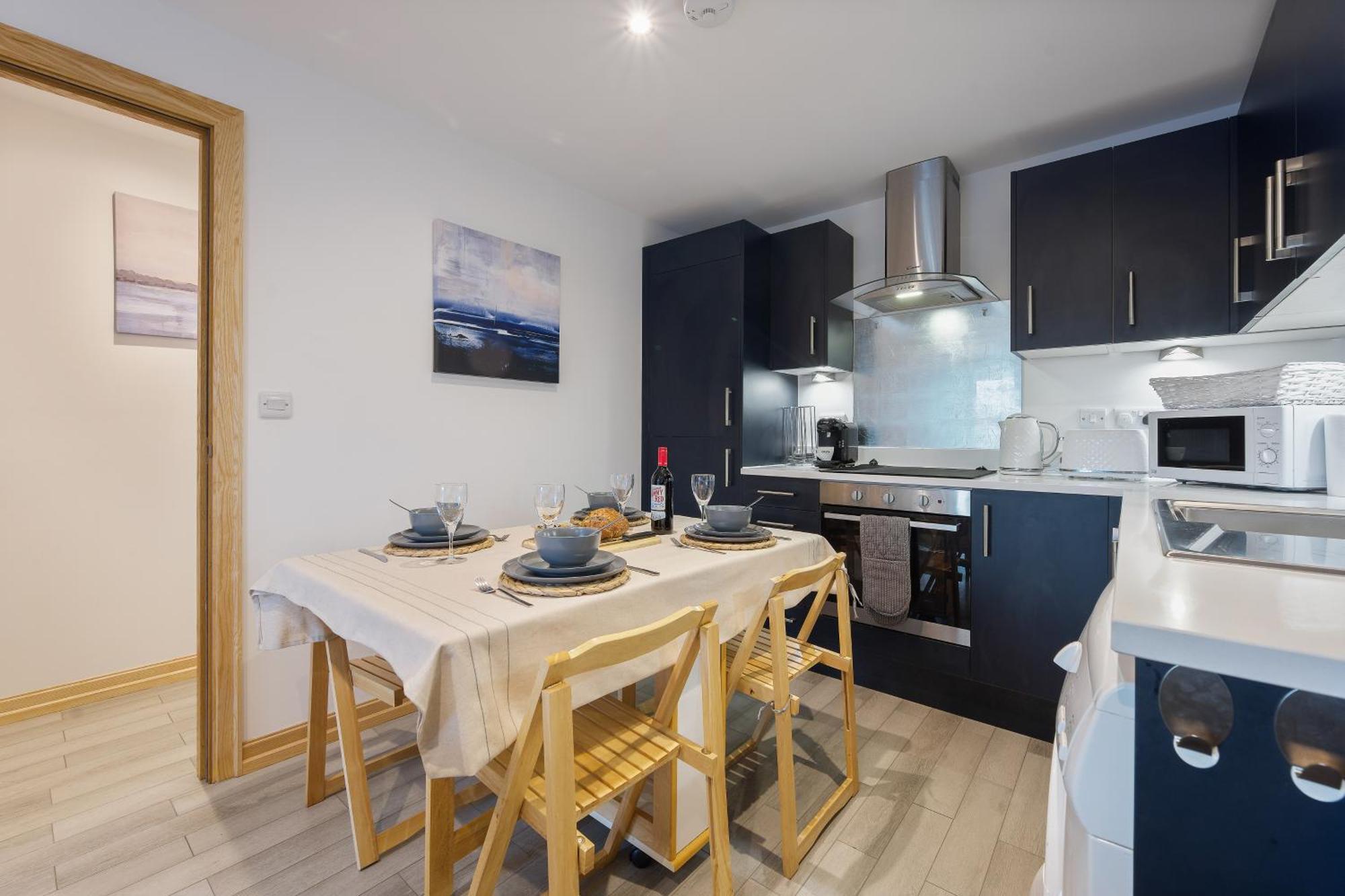 Large, Newly Renovated, Three Bedroom Town Centre Split Level Apartment With Free Parking, Sleeps Seven - Walking Distance To Beach Борнмът Екстериор снимка