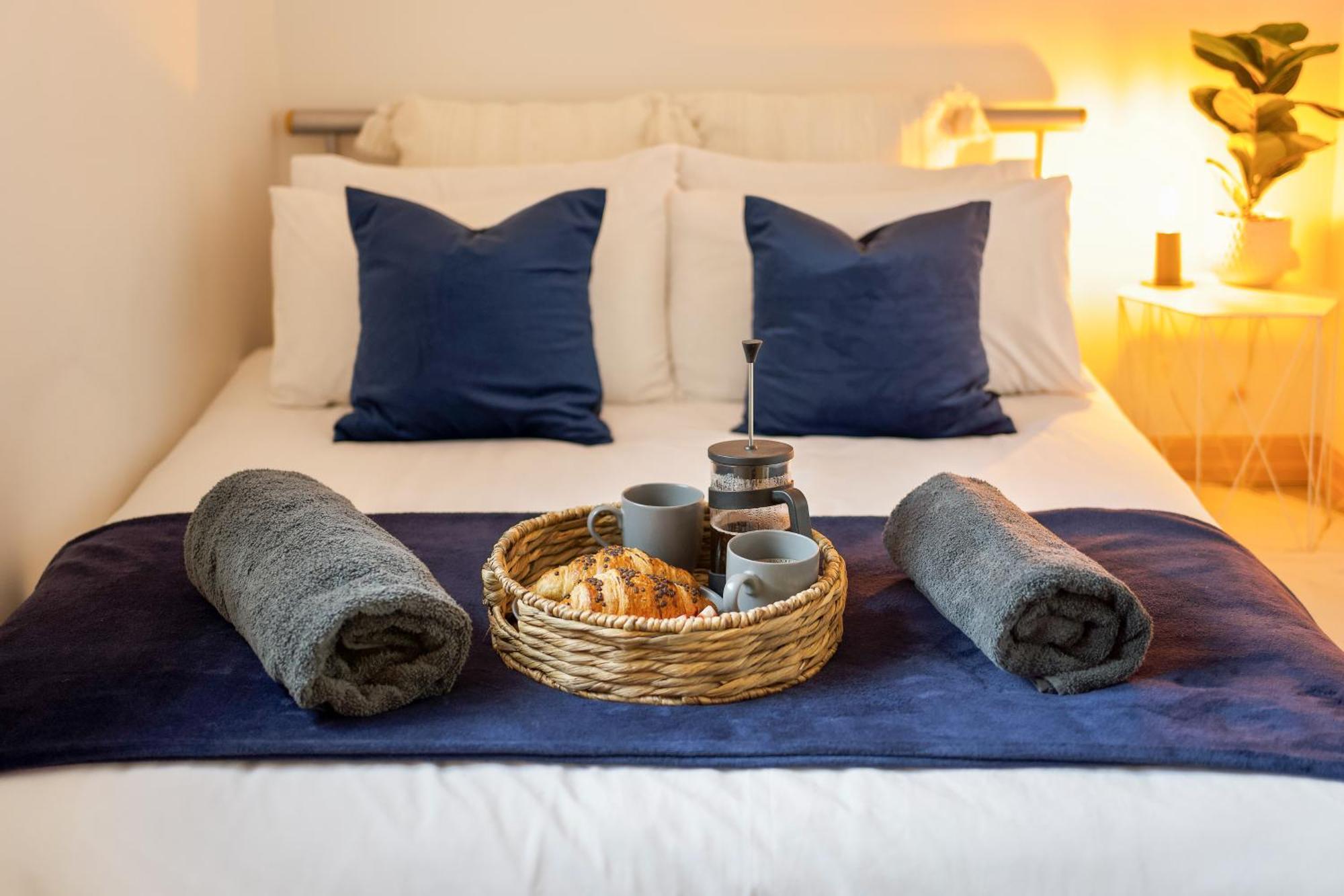 Large, Newly Renovated, Three Bedroom Town Centre Split Level Apartment With Free Parking, Sleeps Seven - Walking Distance To Beach Борнмът Екстериор снимка