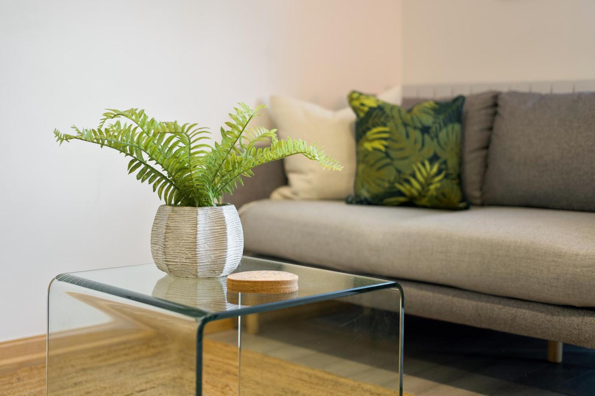 Large, Newly Renovated, Three Bedroom Town Centre Split Level Apartment With Free Parking, Sleeps Seven - Walking Distance To Beach Борнмът Екстериор снимка