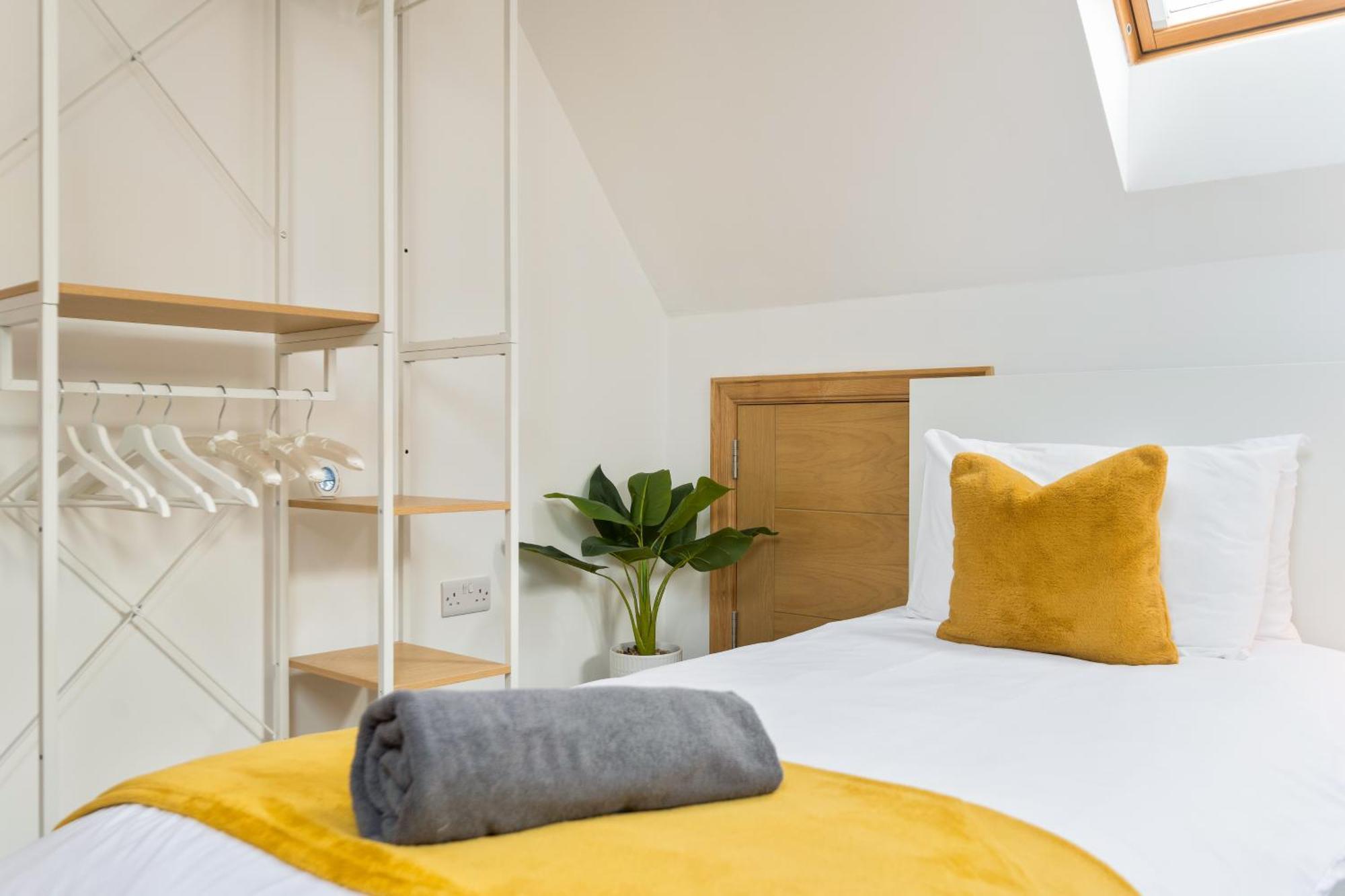 Large, Newly Renovated, Three Bedroom Town Centre Split Level Apartment With Free Parking, Sleeps Seven - Walking Distance To Beach Борнмът Екстериор снимка