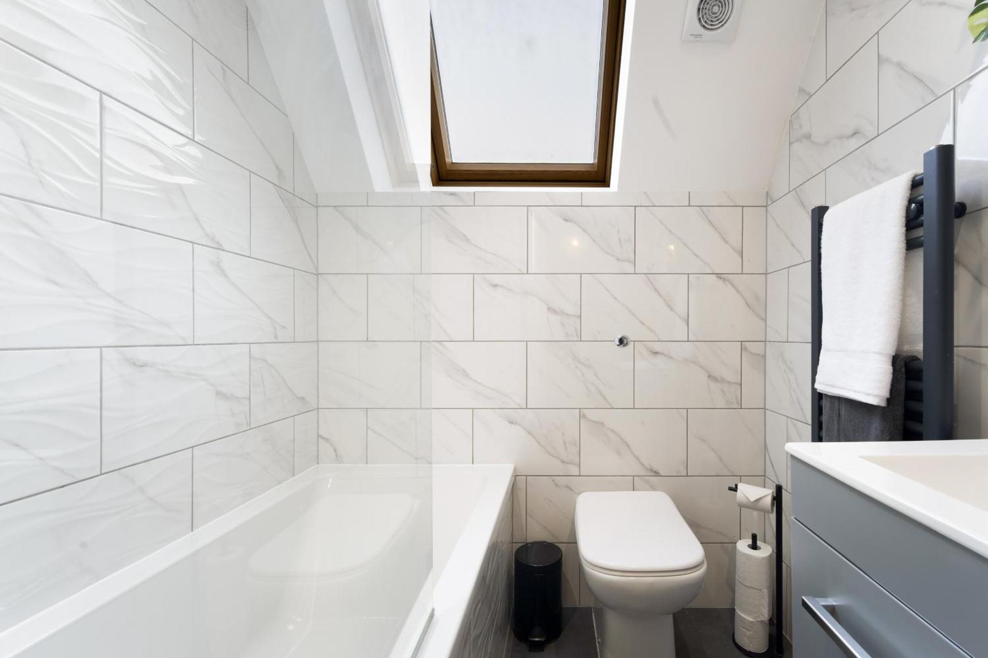 Large, Newly Renovated, Three Bedroom Town Centre Split Level Apartment With Free Parking, Sleeps Seven - Walking Distance To Beach Борнмът Екстериор снимка